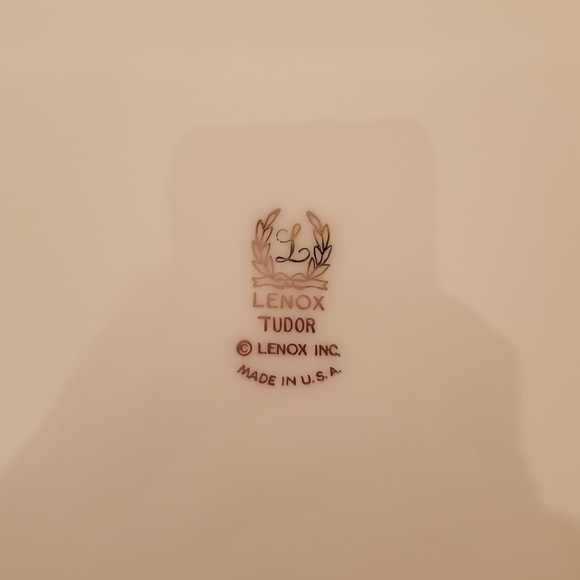 RARE and Discontinued Lenox Tudor Dinner Plate - Picture 4 of 5